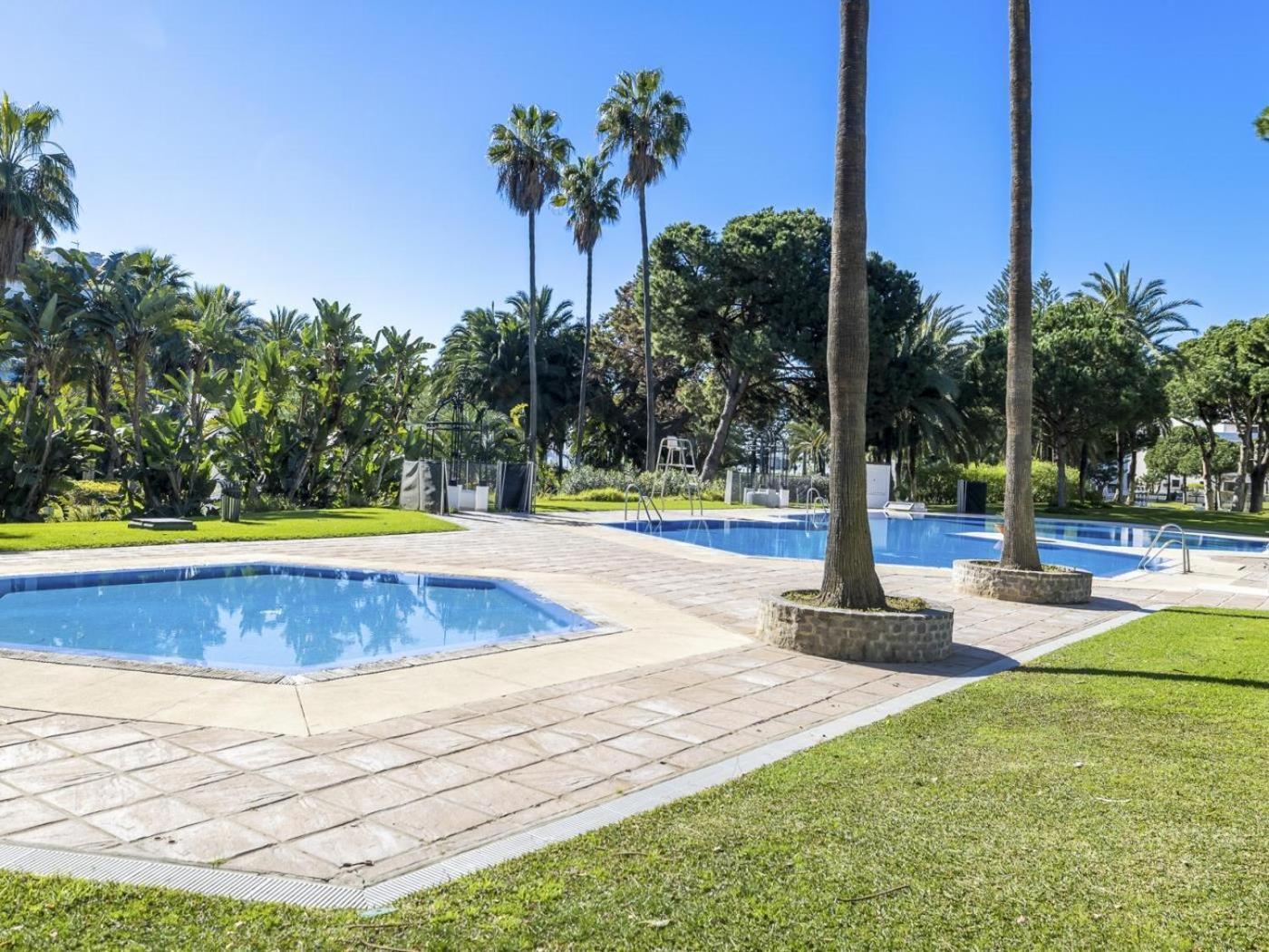 Apartamento De 2 Dormitorios En Playas Del Duque Marbella Exterior photo